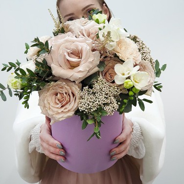 Шляпная коробка из пудровых роз с зеленью