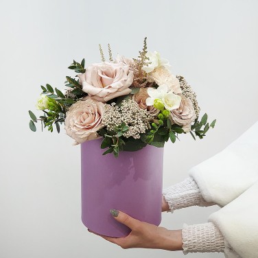 Шляпная коробка из пудровых роз с зеленью