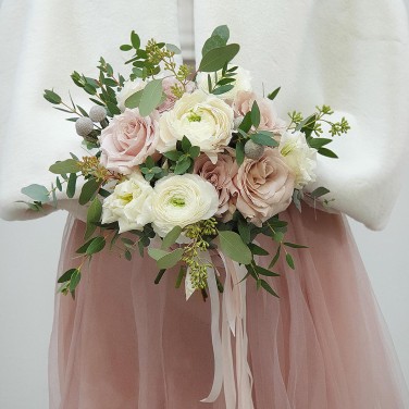 Букет невесты из пудровых роз, ранункулюса и эвкалипта