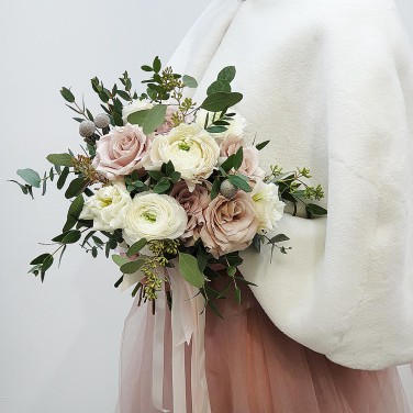 Букет невесты из пудровых роз, ранункулюса и эвкалипта