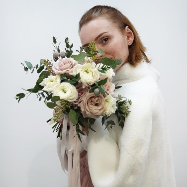 Букет невесты из пудровых роз, ранункулюса и эвкалипта