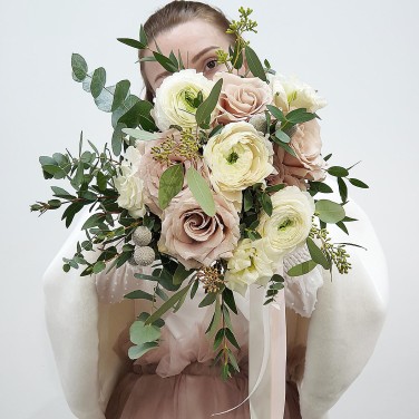 Букет невесты из пудровых роз, ранункулюса и эвкалипта