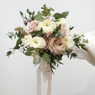 Букет невесты из пудровых роз, ранункулюса и эвкалипта