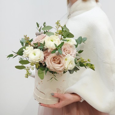 Пудровые розы, ранукулюс и эвкалипт в коробке