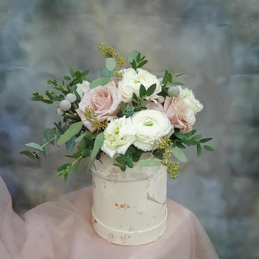 Пудровые розы, ранукулюс и эвкалипт в коробке