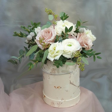 Пудровые розы, ранукулюс и эвкалипт в коробке