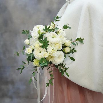 Свадебный букет из белых ранункулюсов и зелени