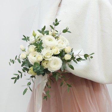 Свадебный букет из белых ранункулюсов и зелени