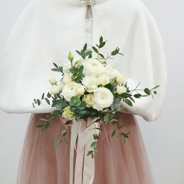 Свадебный букет из белых ранункулюсов и зелени