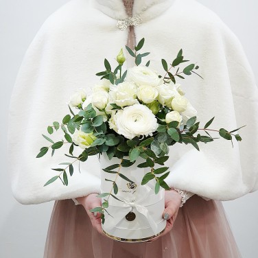 Шляпная коробка из дорогих белых цветов