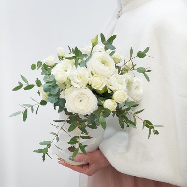 Шляпная коробка из дорогих белых цветов