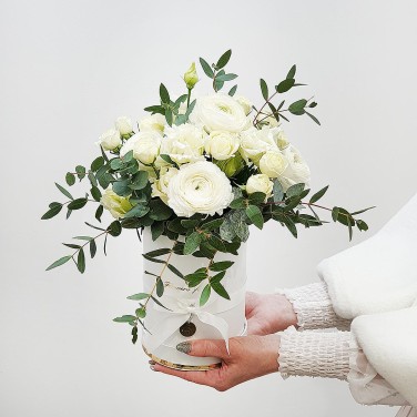 Шляпная коробка из дорогих белых цветов