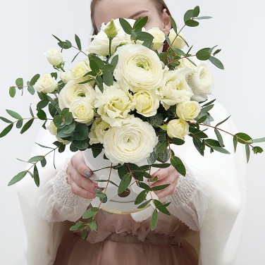 Шляпная коробка из дорогих белых цветов