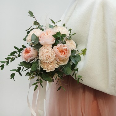 Букет невесты из пионовидных роз и гвоздик