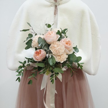 Букет невесты из пионовидных роз и гвоздик