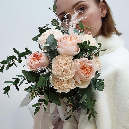 Букет невесты из пионовидных роз и гвоздик