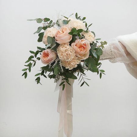 Букет невесты из пионовидных роз и гвоздик