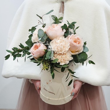 Небольшая шляпная коробка из роз и гвоздик