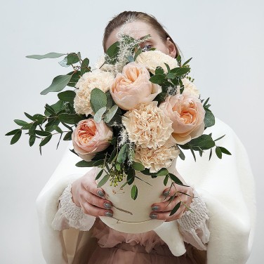 Небольшая шляпная коробка из роз и гвоздик