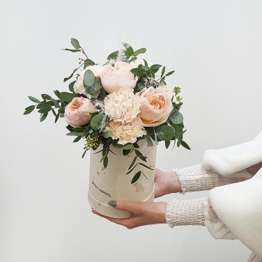 Небольшая шляпная коробка из роз и гвоздик