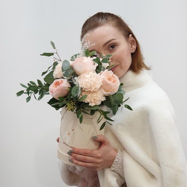 Небольшая шляпная коробка из роз и гвоздик