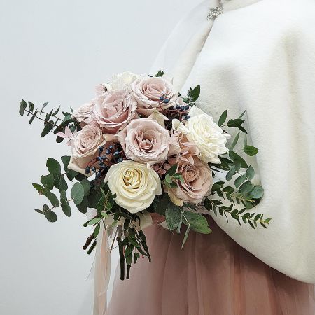 Свадебный букет из пудровых роз, ягод и зелени