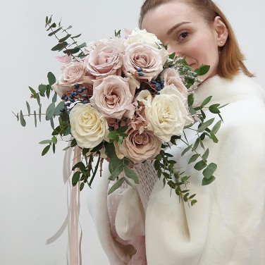 Свадебный букет из пудровых роз, ягод и зелени