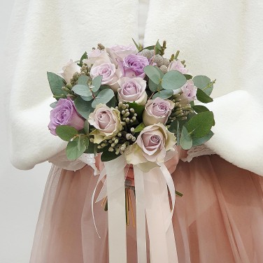 Букет из сиреневых розы и ягод