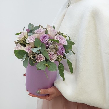 Сиреневые розы и ягоды в шляпной коробке