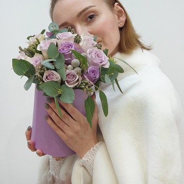 Сиреневые розы и ягоды в шляпной коробке