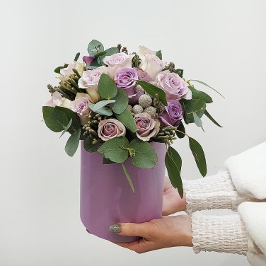 Сиреневые розы и ягоды в шляпной коробке