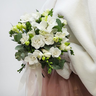 Моно-букет из белоснежных фрезий