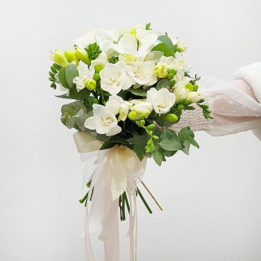 Моно-букет из белоснежных фрезий