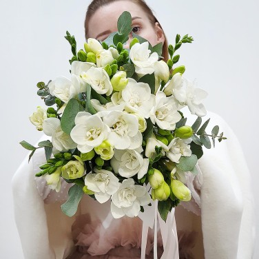 Моно-букет из белоснежных фрезий