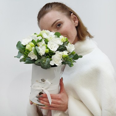 Шляпная коробка с белыми фрезиями