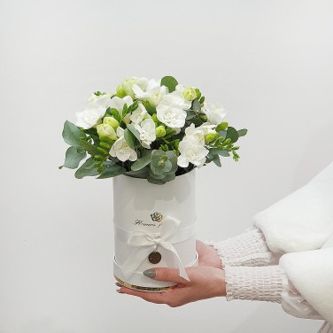 Шляпная коробка с белыми фрезиями