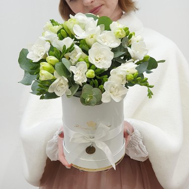 Шляпная коробка с белыми фрезиями