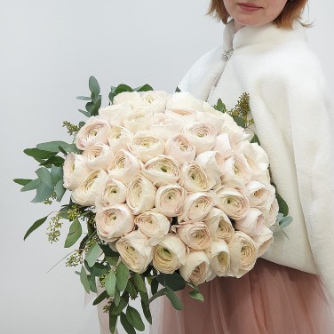 Моно-букет из шикарных ранункулюсов