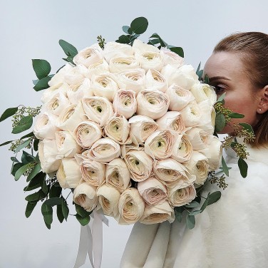 Моно-букет из шикарных ранункулюсов