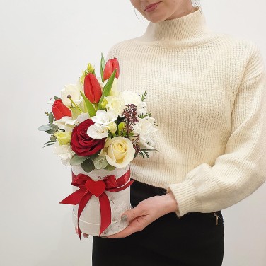 Композиция в шляпной коробке из тюльпанов и роз