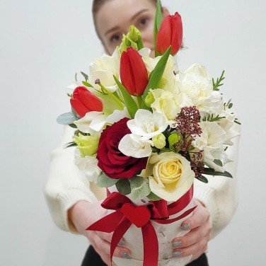 Композиция в шляпной коробке из тюльпанов и роз