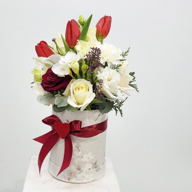 Композиция в шляпной коробке из тюльпанов и роз