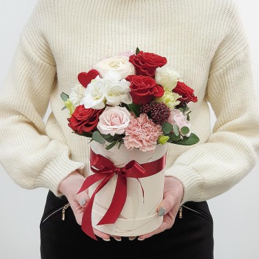 Композиция в шляпной коробке из роз и ранункулюса