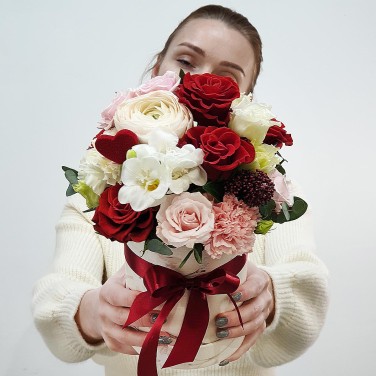 Композиция в шляпной коробке из роз и ранункулюса