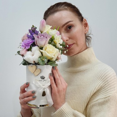 Композиция в шляпной коробке из гиацинта и хлопка