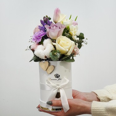 Композиция в шляпной коробке из гиацинта и хлопка