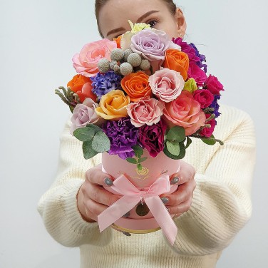 Композиция в шляпной коробке из разноцветных роз и капса