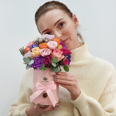 Композиция в шляпной коробке из разноцветных роз и капса