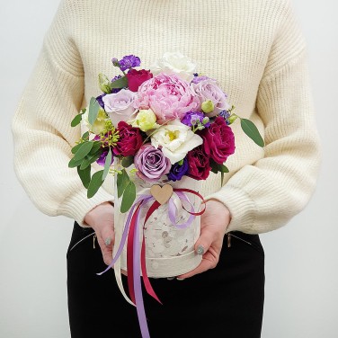 Композиция в шляпной коробке с пионом и розами