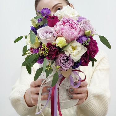 Композиция в шляпной коробке с пионом и розами